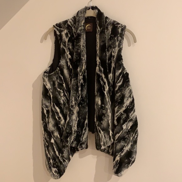 Women’s Faux fFur Vest - Picture 2 of 6